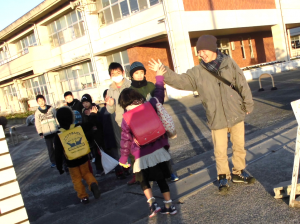 ③嘉瀬小　地域の人とあいさつタッチ